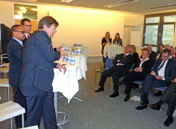 Die DABV-Vertreter Ingo Reifgerste, Matthias Kaufmann und Heinz G. Rittmann (v.l.) beim Treffen mit Entwicklungsminister Gerd Müller (r.) und der CDU-MdB Sylvia Pantel (2.v.r.). (Foto: Harald Siebert)