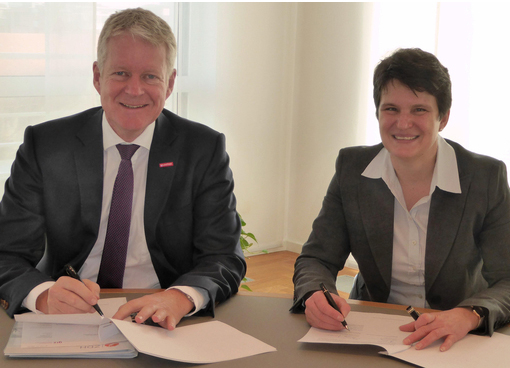 ZDH-Generalsekretär Holger Schwannecke und GIZ-Vorstandssprecherin Tanja Gönner unterzeichneten die Vereinbarung. (Foto: ZDH)